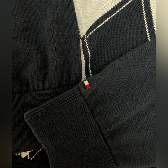 -BUNDLE- 2 men’s argyle style Tommy Hilfiger V neck sweaters - Picture 5 of 10